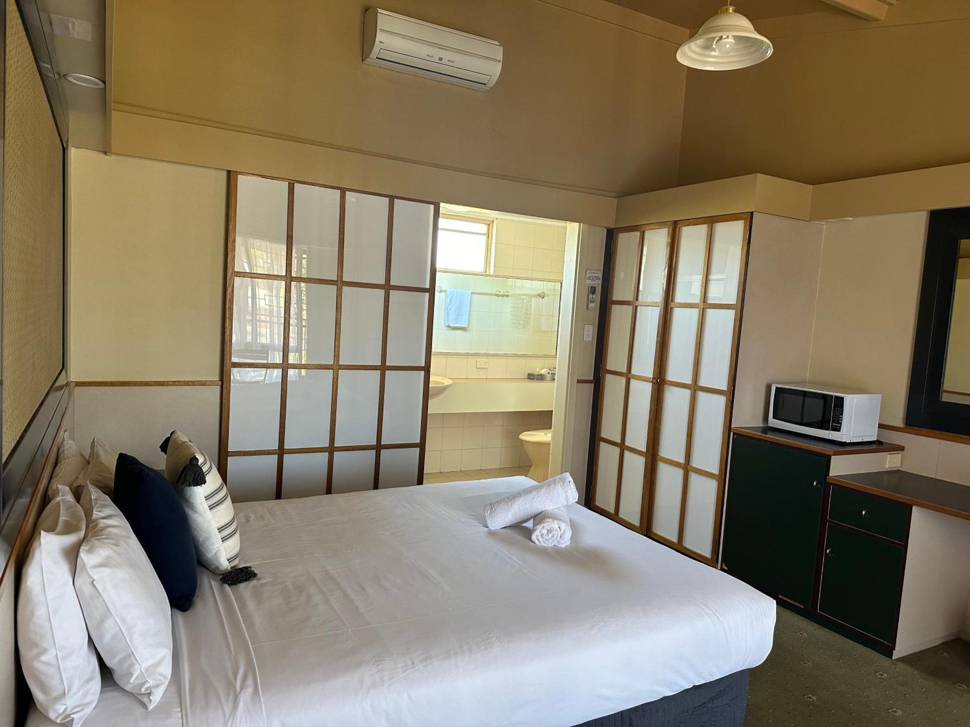 The Tower Hotel Kalgoorlie Exterior photo