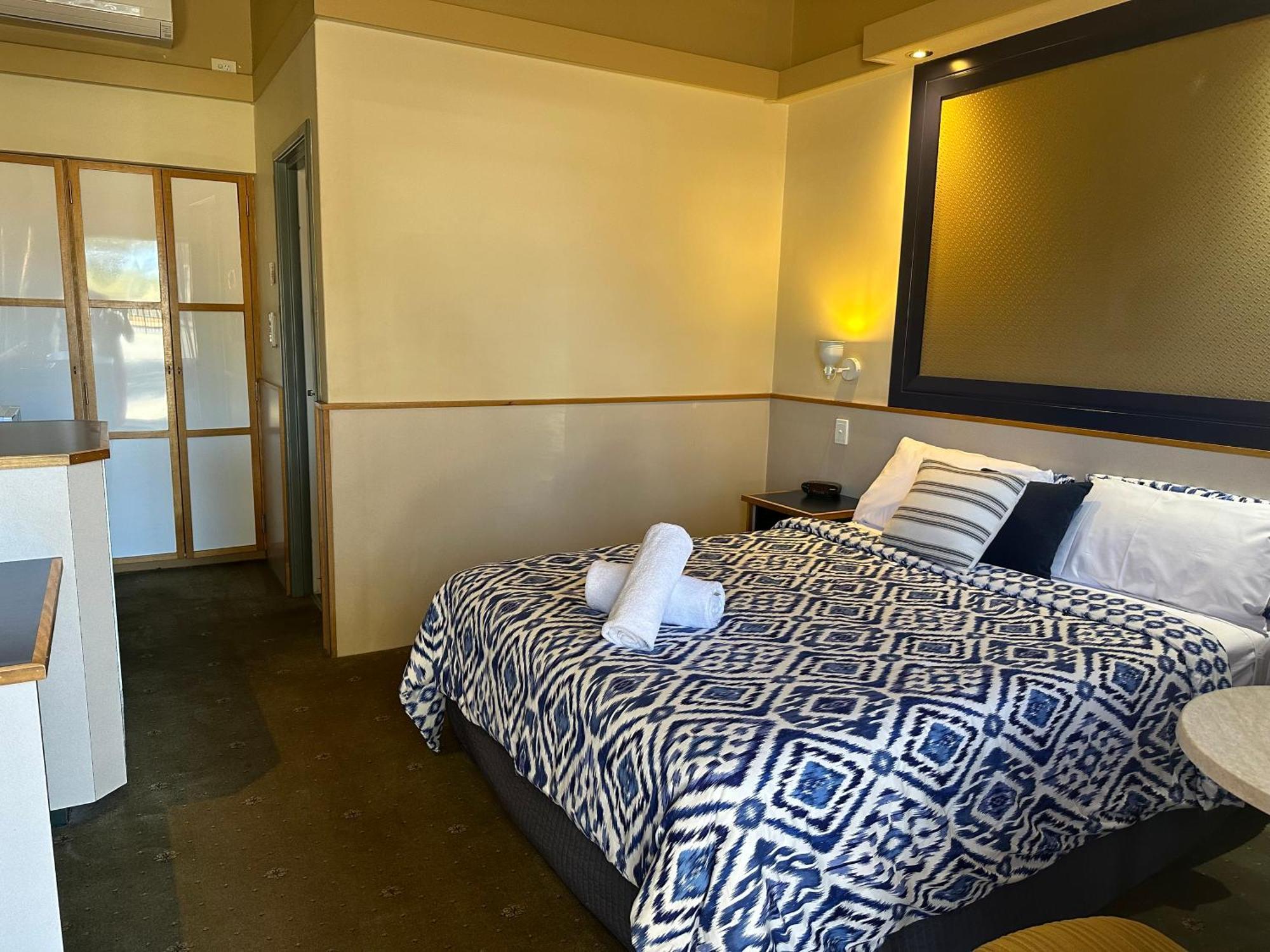 The Tower Hotel Kalgoorlie Exterior photo